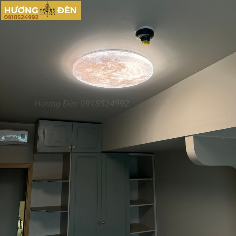 den-op-tran-cao-cap-hinh-mat-trang-ota02