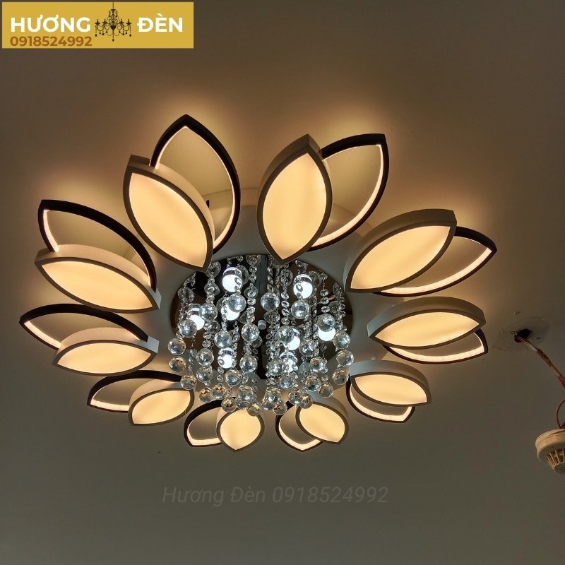 den-op-tran-pha-le-led-cao-cap-10-canh-hoa-kep-ot44t10