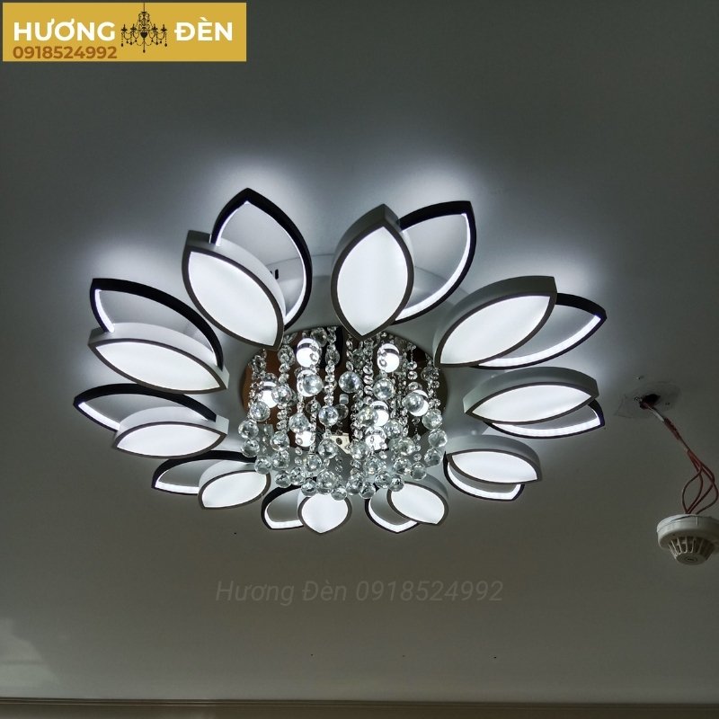 den-op-tran-pha-le-led-cao-cap-10-canh-hoa-kep-ot44t10